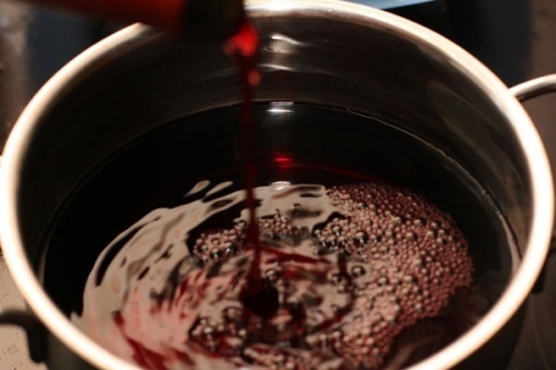 виливаємо вино в каструлю