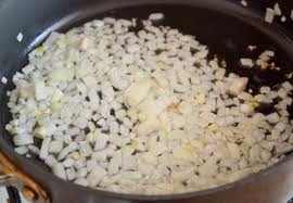 обсмажуємо цибулю і часник