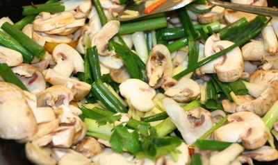 обсмажуємо гриби з цибулею