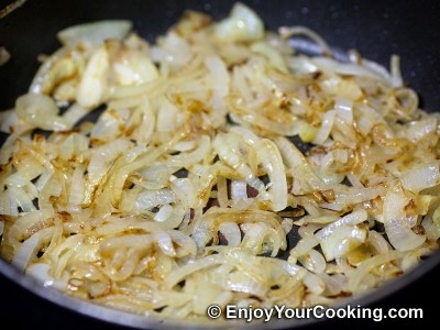 лук у сковороді