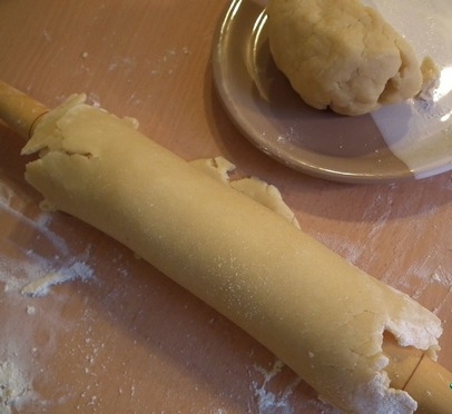 розкачуємо тісто в пласт