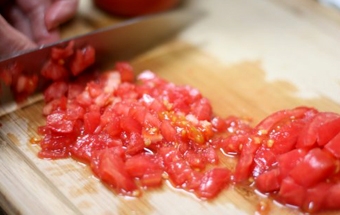 дрібно рубаємо помідор