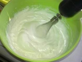 збиваємо білки і жовтки
