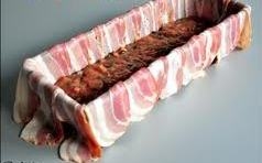 заливаємо фарш у форму на сало