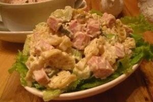 Салат з шинкою і сиром