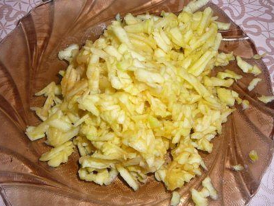 Подрібнюємо яблуко