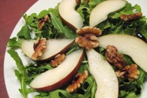 Салат з груші з руколою