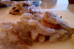 очищаємо креветки від панцира і голови