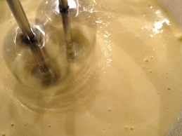 збиваємо жовтки з цукром