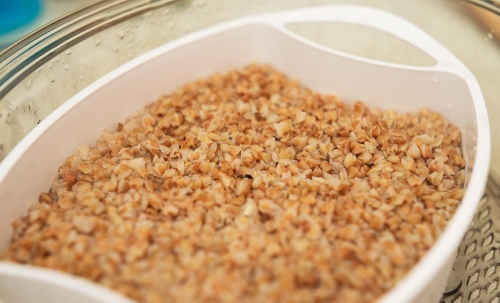 пересипаємо гречку в контейнер