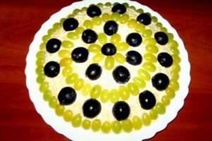 Салат з рибою і виноградом