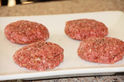 відбивні з фаршу на тарілці