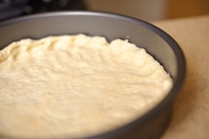 розрівнюємо тісто по дну форми