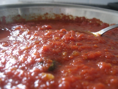 перемішуємо базилік з соусом