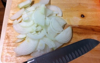 подрібнюємо цибулю