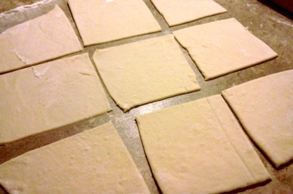 нарізаємо тісто на квадратики