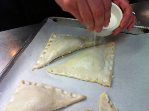 посипаємо пиріжки цукром