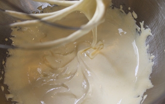 перемішуємо яєчно-цукрову суміш з борошном