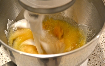 збиваємо масло з цукром