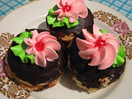 змащуємо тістечко шоколадною глазур'ю і прикрашаємо залишилися кремом