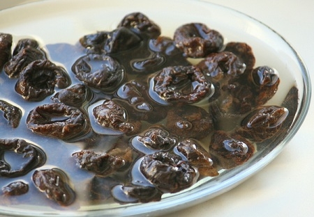 Моєму і замочуємо чорнослив