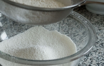 просіваємо борошно