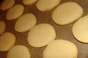 вирізані пряники на деко 