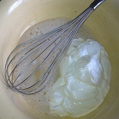 сметана з яйцями