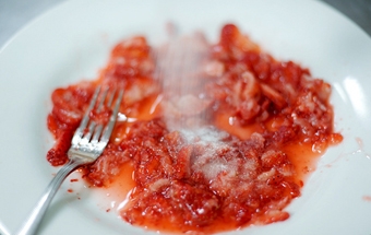 знову посипаємо м'яту полуницю цукром