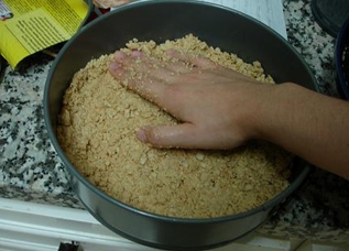 викладаємо основу у форму для випічки