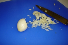 дрібно рубаємо часник