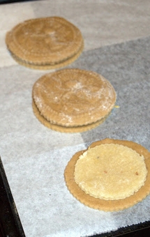 викладаємо начинку на тестові кружечки