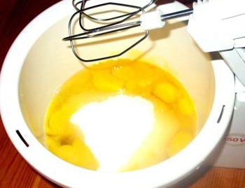 Робимо яєчно-цукрову суміш