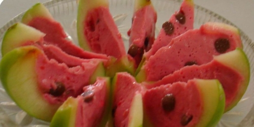 готовий десерт у вигляді кавуна