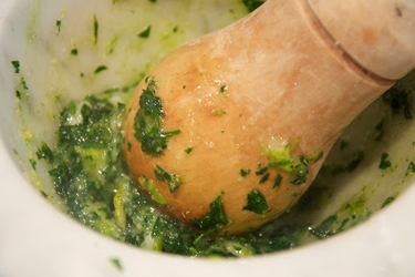 товчемо петрушку з часником в ступці