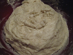 додаємо в опару частину борошна, теплу воду