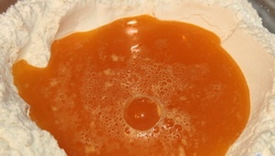 вливаємо яєчну суміш в борошно