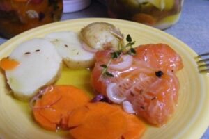 Малосольный лосось з цибулею