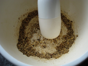 товчемо чорний перець горошком в ступці