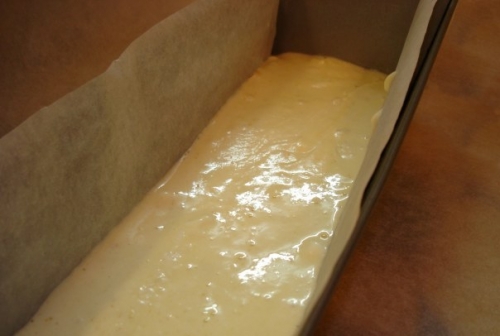 Викладаємо на дно форми першу частину тіста