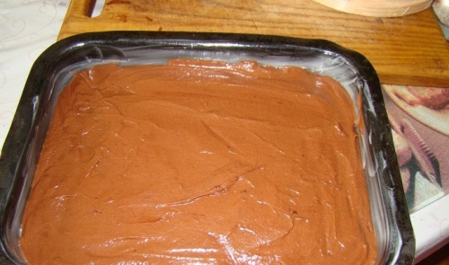 розподіляємо тісто по формі