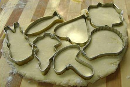 розкачуємо тісто і вирізаємо фігурки