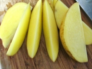 нарізаємо картоплю