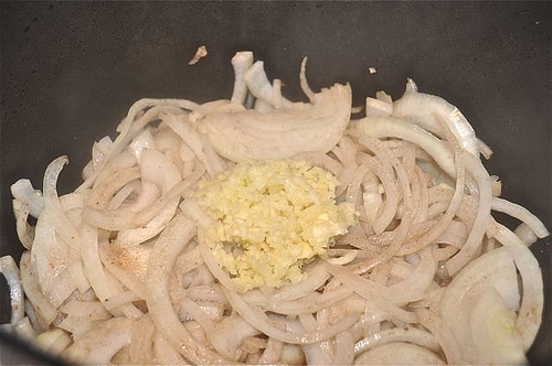 обсмажуємо цибулю і часник