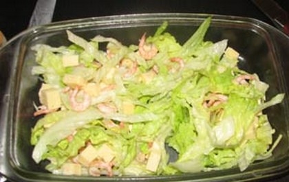 змішуємо салат з креветками