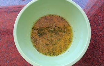 змішуємо апельсиновий сік, гірчицю, спеції і рослинне масло