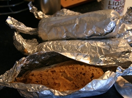 готові ковбаски дістаємо з фольги