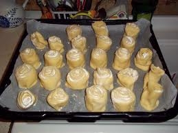 викладаємо булочки-трояндочки на деко