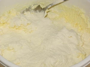 всипаємо борошно порціями