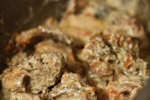 Кролик в сметані